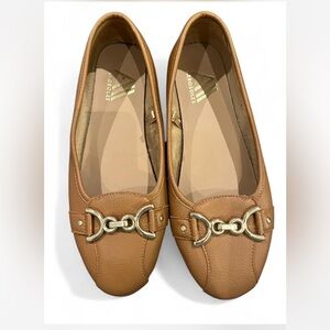 Tan leather ballet flats with gold chain detail and cushioned 
8.5 Aerosoles